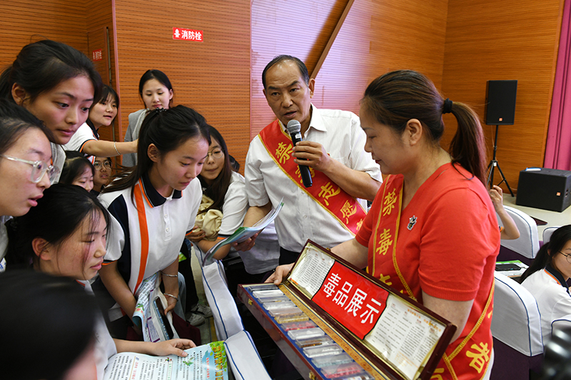 李彦、陈红夫妇走进宿州市逸夫师范学校宣传禁毒普法知识。宿州市埇桥区文明办供图