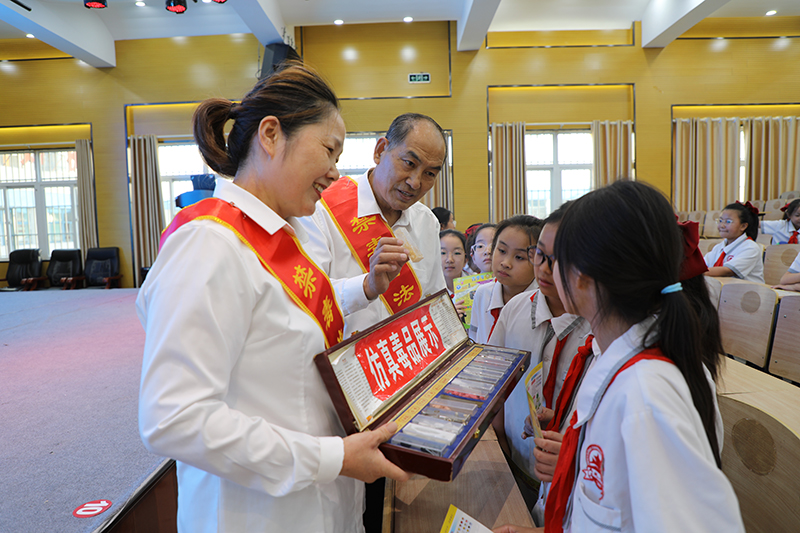 李彦、陈红夫妇走进宿州市第九小学向师生宣传禁毒普法知识。宿州埇桥区文民办供图