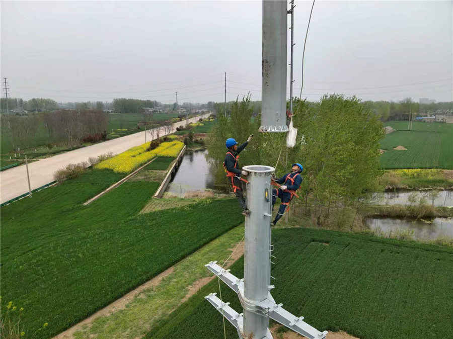 电力工人正在对110千伏涡阳焦北771线进行迁移改造。