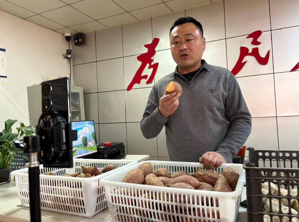 牛集镇郭楼村党总支书记宋昆明正在开展直播。