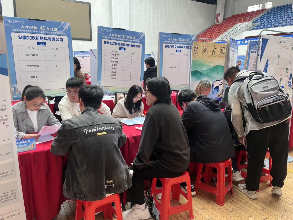 县域企业与求职学生对接交流。