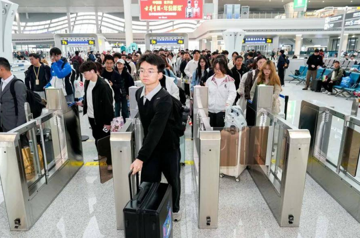 开通运营以来，合肥西站到发客流节节攀升。