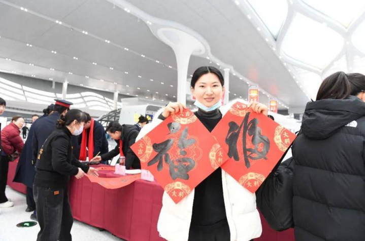 春运首日，合肥西站开展春运送福字、送春联活动。郭如琦 摄