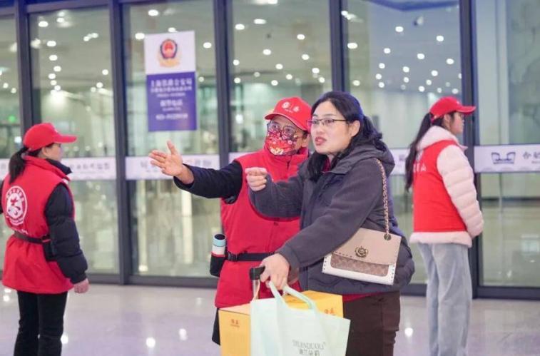 “合小西”志愿者为旅客提供贴心服务。
