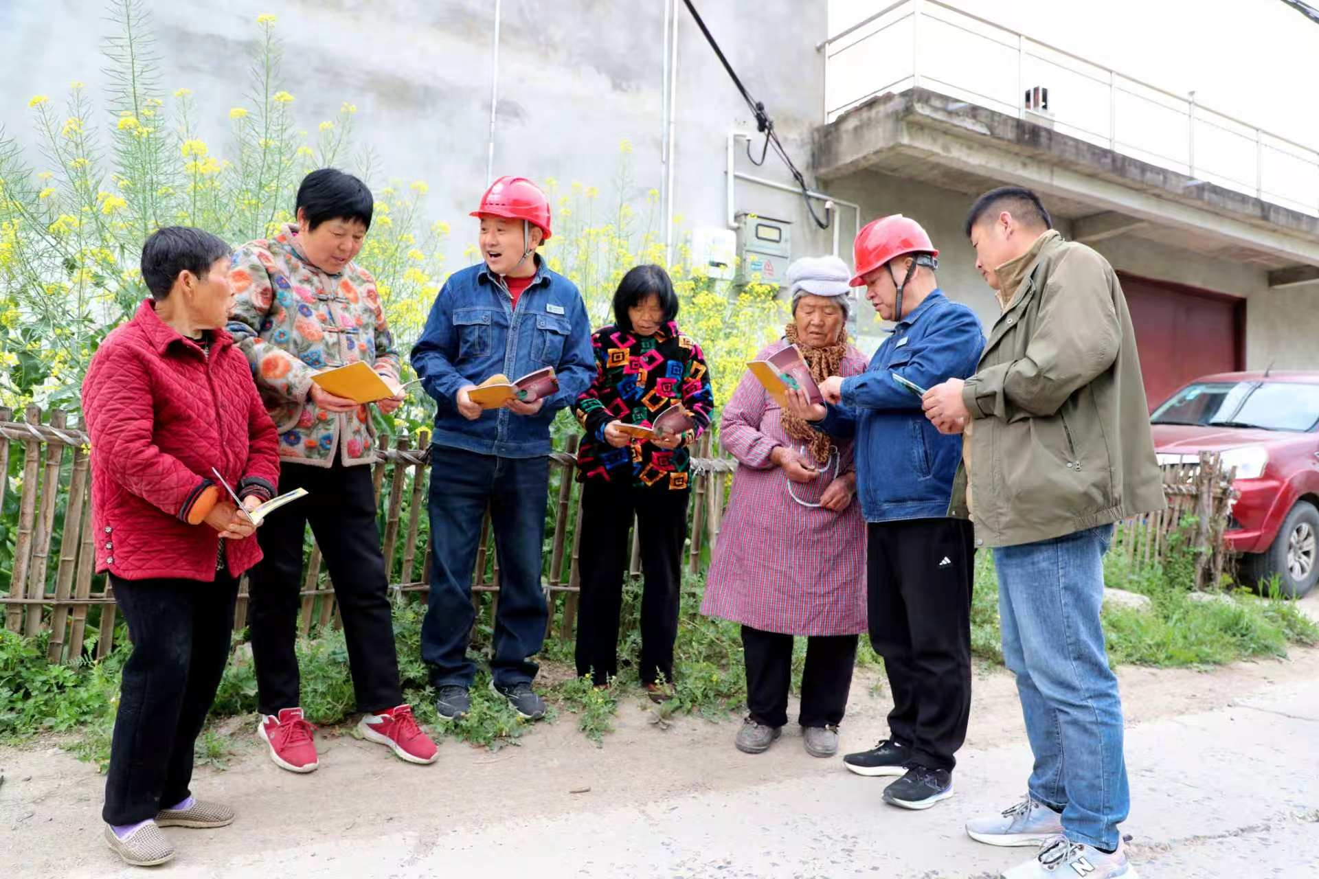 在安徽省亳州市涡阳县龙山镇殷庙村，国网安徽涡阳县供电公司工作人员正在向群众宣传春季安全用电知识。