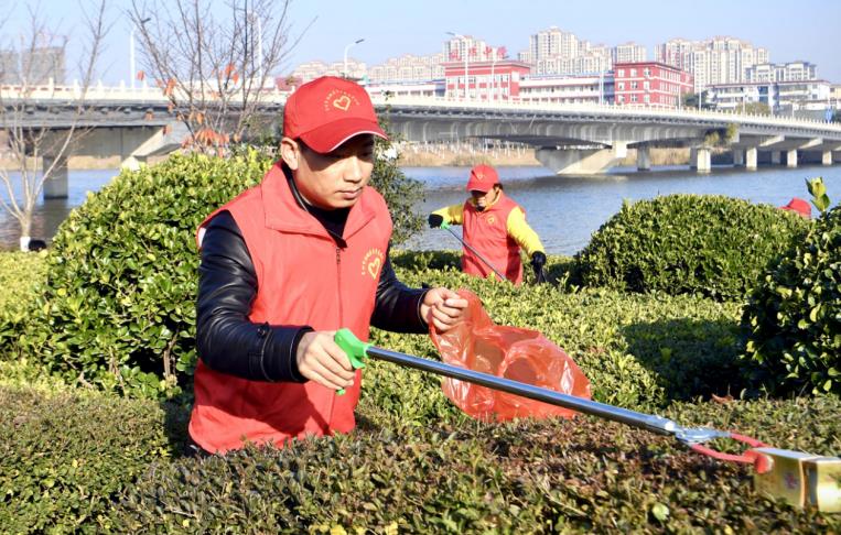 王雙喜在參與公益環保活動。