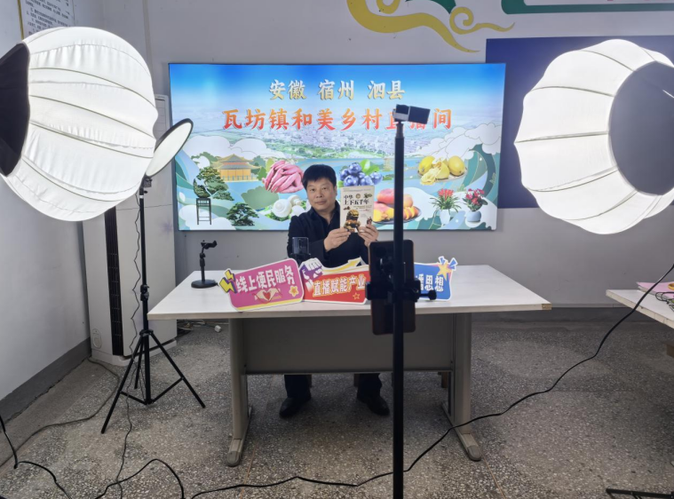 全国乡村阅读榜样曹伟在直播间带领大家一起学习中华文化。李硕 摄