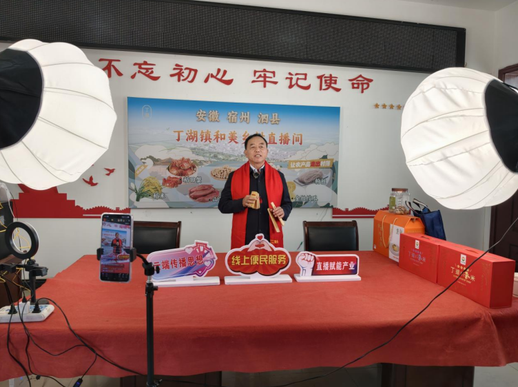 民间艺人梁贤地在直播间用快板词推荐好书。孙浩 摄