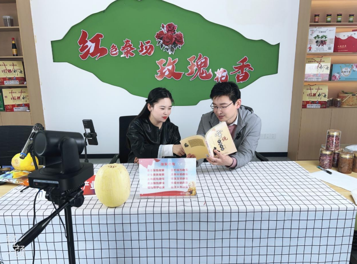 刘圩镇阅读推广志愿者胡小刚（右）在直播间里给小朋友说故事。韩雪 摄