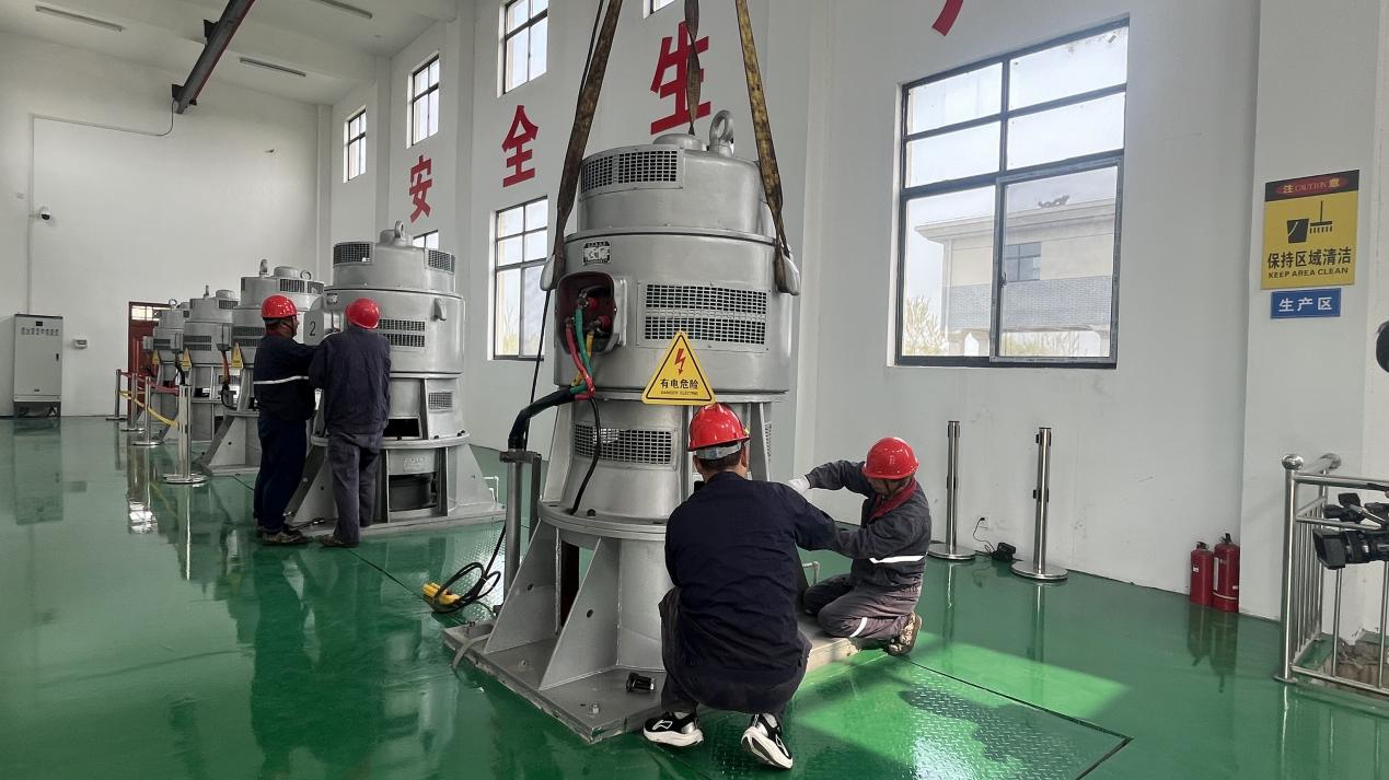 祁集電力排灌站技術人員正在養護設備。孫雪強攝