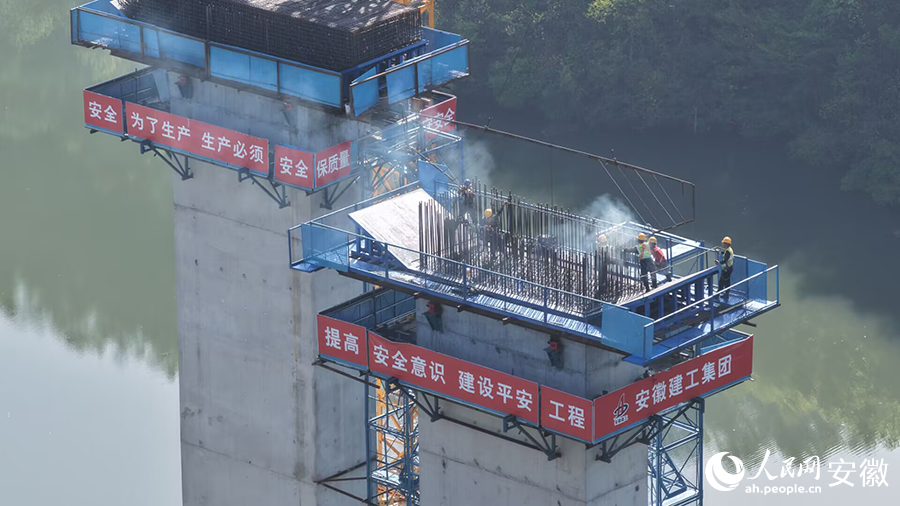 工人们正在工作。人民网 郭昊摄