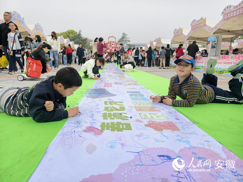 孩子们共绘百米长卷倡议全民阅读。人民网陶伟摄