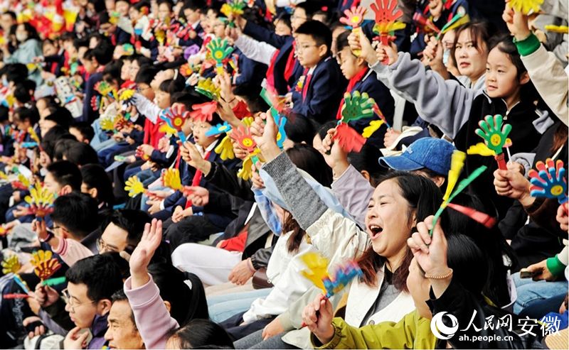 开幕式现场为运动员欢呼的观众。人民网记者 周坤摄