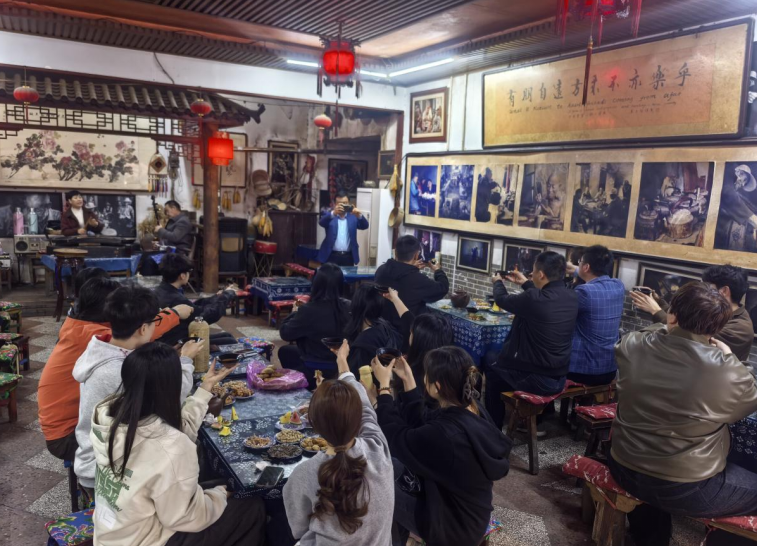 在南阁茶楼体验“临涣茶饮习俗”