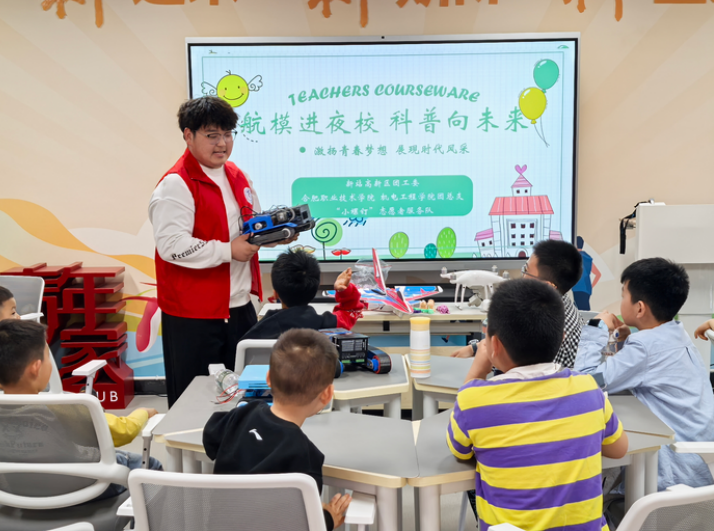“航模進夜校”志願活動。合職供圖