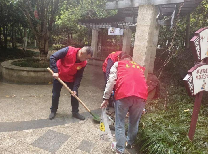 稻香村街道志愿者清理小区内垃圾。