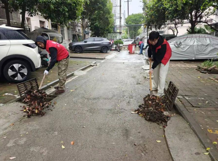 西园街道志愿者清理雨箅子。