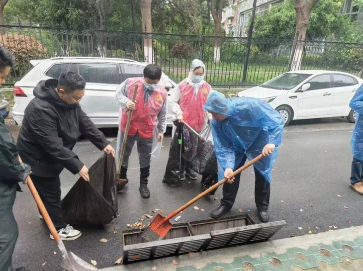 南七街道志愿者在清理雨箅子。
