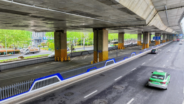 新建的桥下停车场整洁美观。