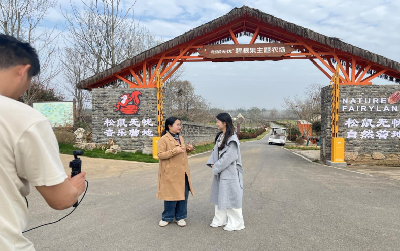 现场推介石沛镇黄栗树村松鼠无忧主题农场。