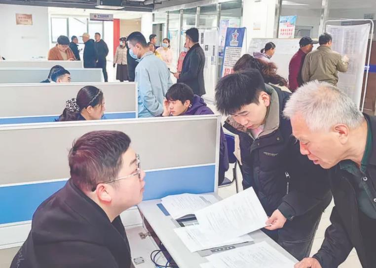 通过持续开展“三公里”就业、专场招聘会等活动，助力辖区居民就业。刘敏摄