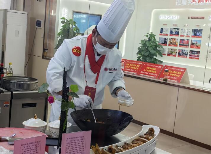 参赛选手正在烹饪菜肴