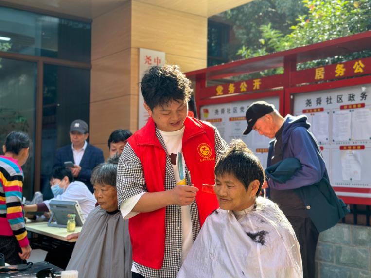 免费为老人理发。