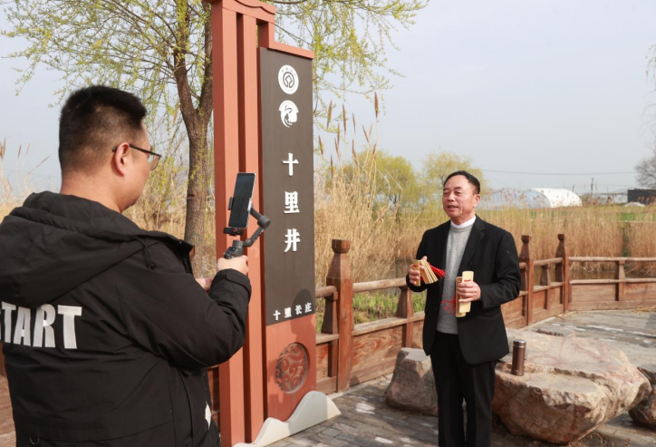 民间艺人梁贤地通过直播间全网推荐大运河。吴天元 摄
