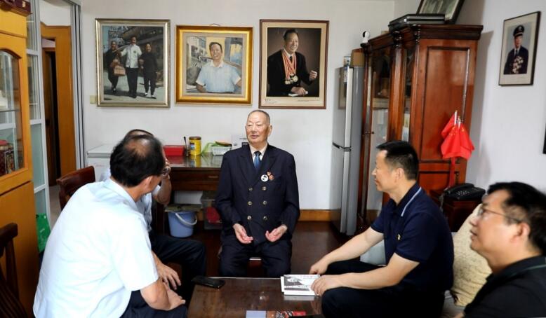 2023年6月30日，杨怀远（中）与前来看望自己的家乡群众代表畅叙