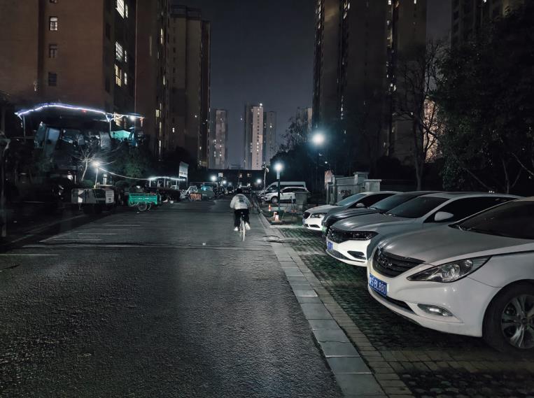 夜晚，小区内部道路已经被点亮。