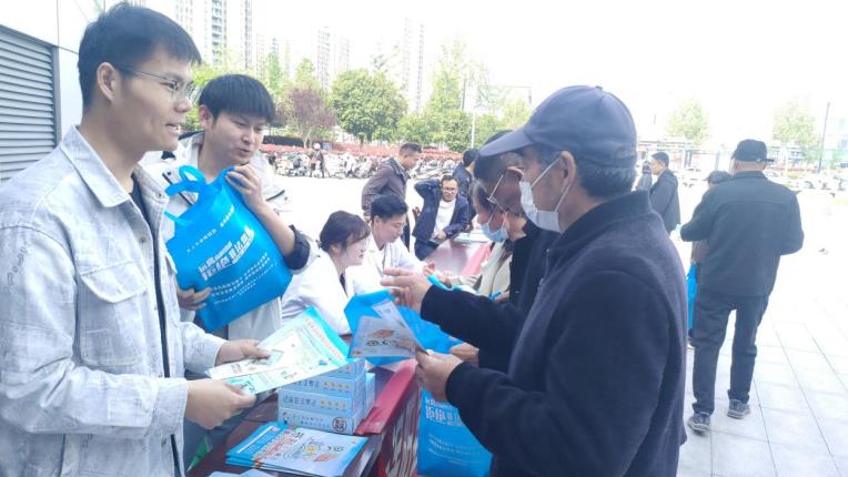 工作人员向现场市民普及国家安全知识。
