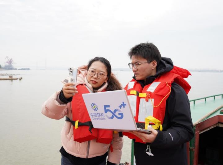 工作人员正在港口调测5G-A信号。安徽移动供图