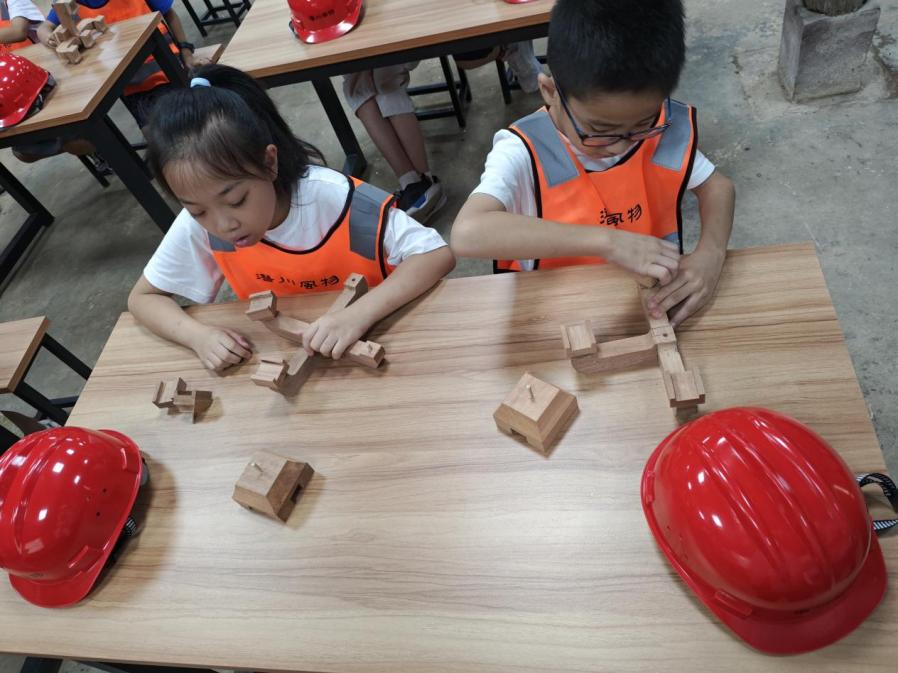 学生体验木结构搭建课程。潜口民宅博物馆供图