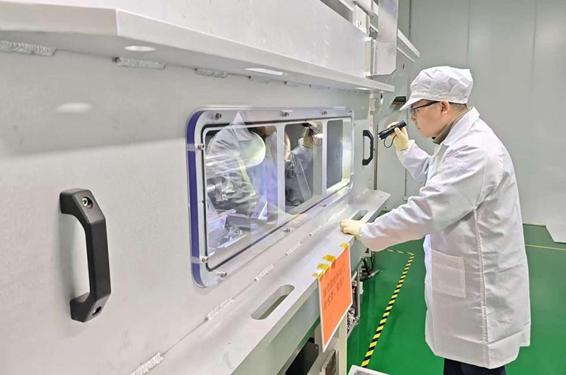 立光电子研发人员正在研发新能源领域用的柔性新材料。吕华摄