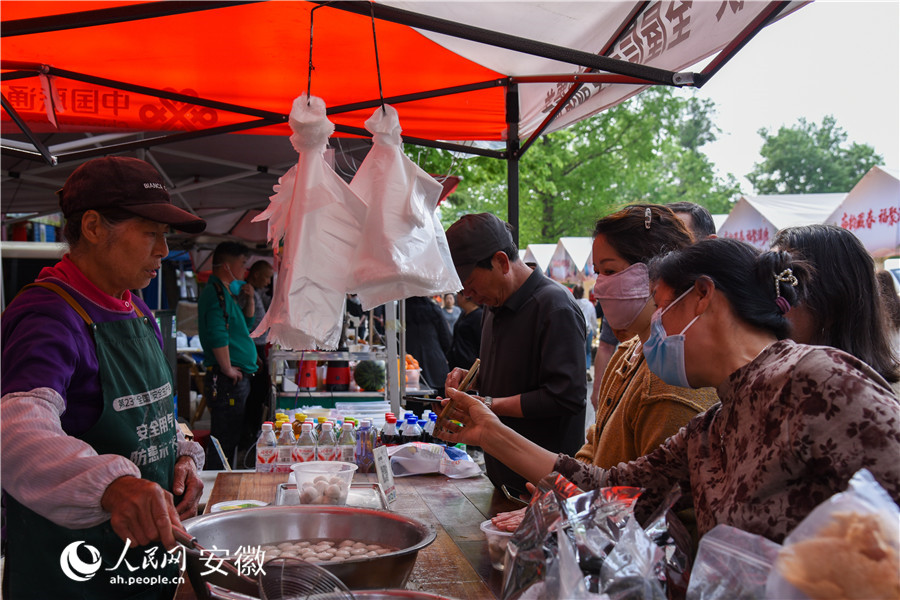 来一碗热气腾腾的鱼丸解解馋。人民网记者 李希蒙摄