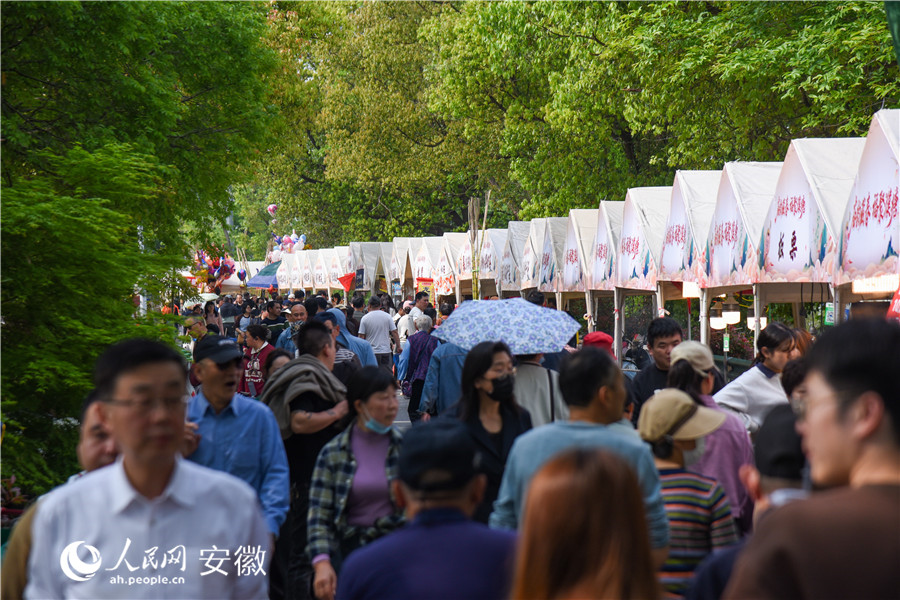 庙会上人头攒动、烟火升腾。人民网记者 李希蒙摄