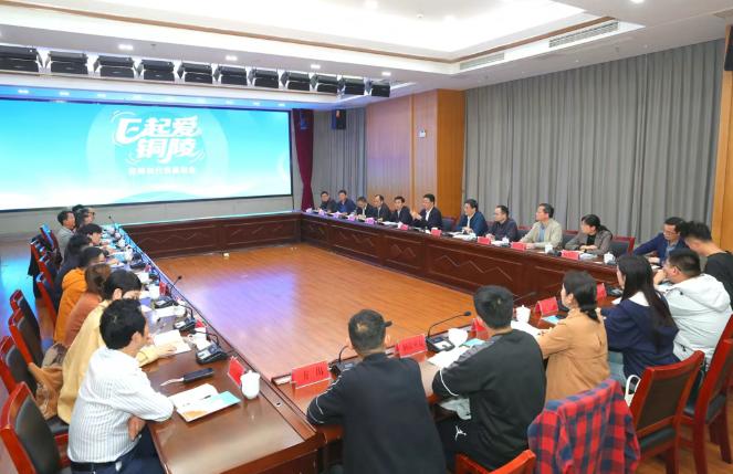 自媒体代表座谈会现场。高凌君摄