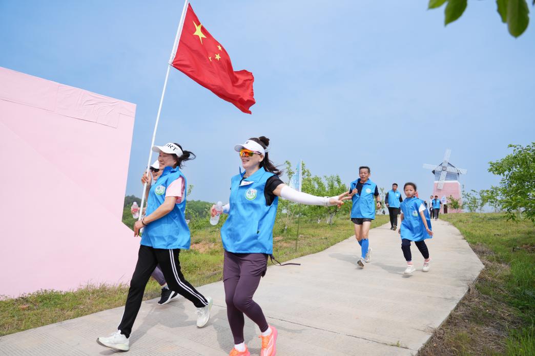 參加比賽的跑步者。徐艷攝