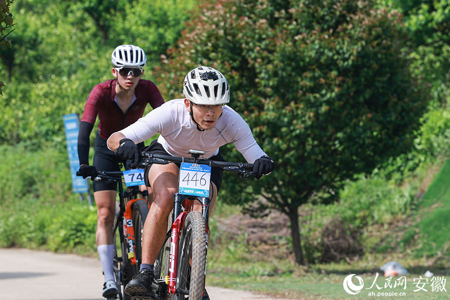 选手们你追我赶。人民网记者 张俊摄