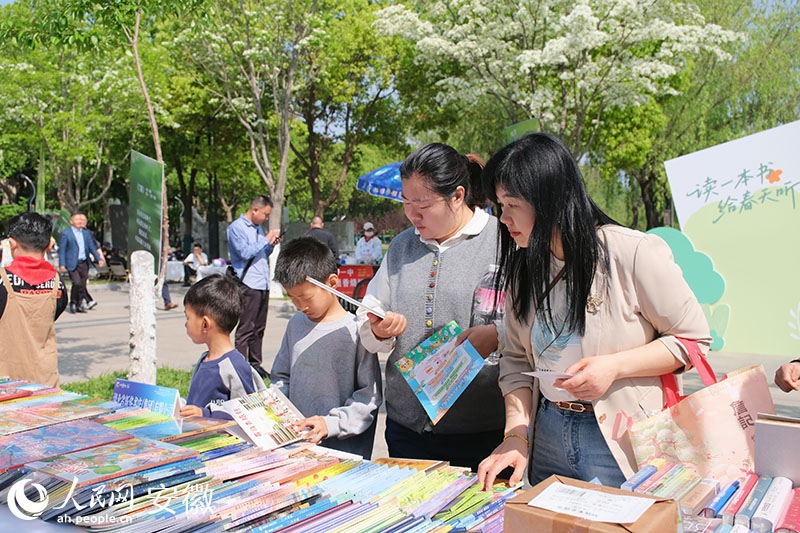 活动现场春日惠民书展。人民网记者 胡雨松摄