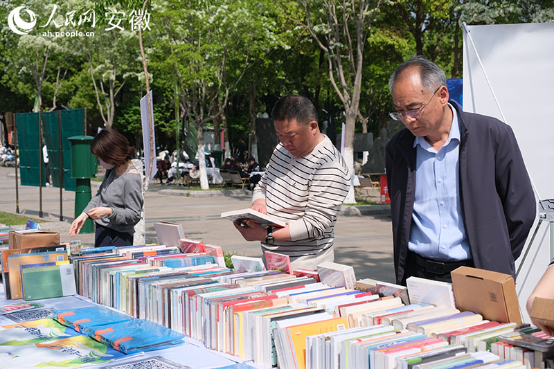 市民在现场翻阅图书。人民网记者 胡雨松摄
