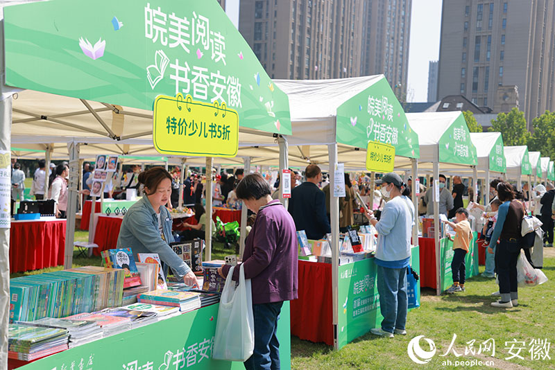 活动现场众多市民挑选图书。人民网记者 王晓飞摄
