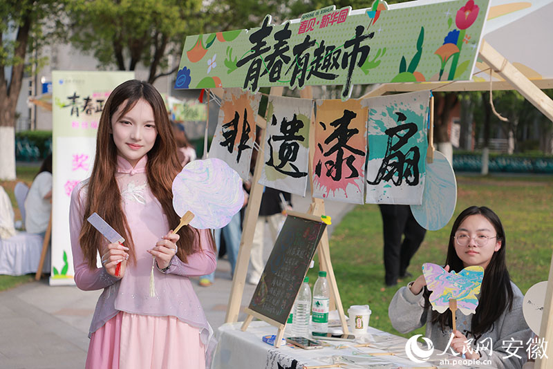 參加活動的學子展示手工制作的漆扇。人民網記者 王曉飛攝