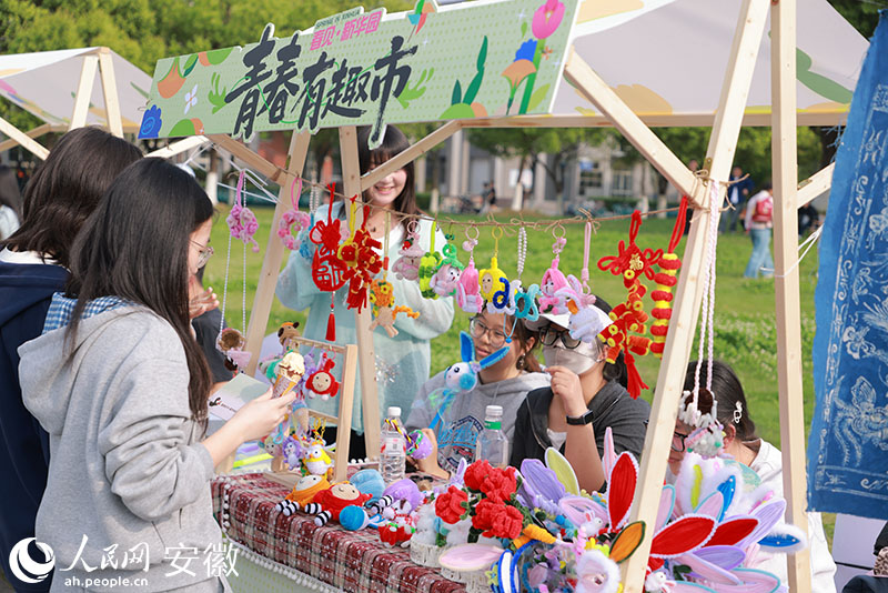 校園春日集市一隅。人民網記者 王曉飛攝