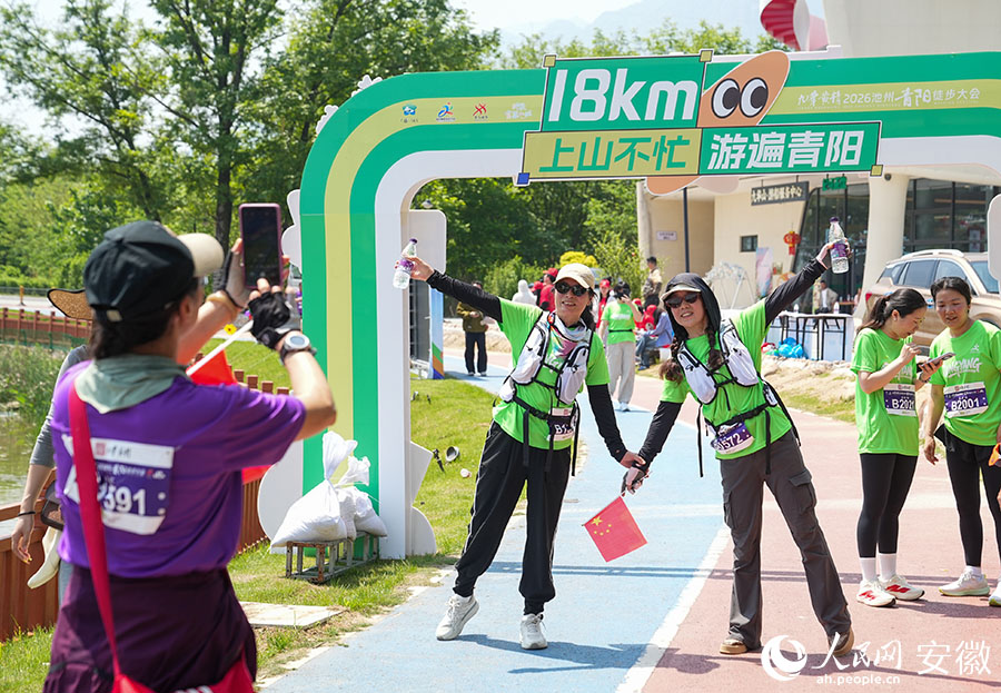 选手们在18km处拍照打卡。人民网记者 王锐摄