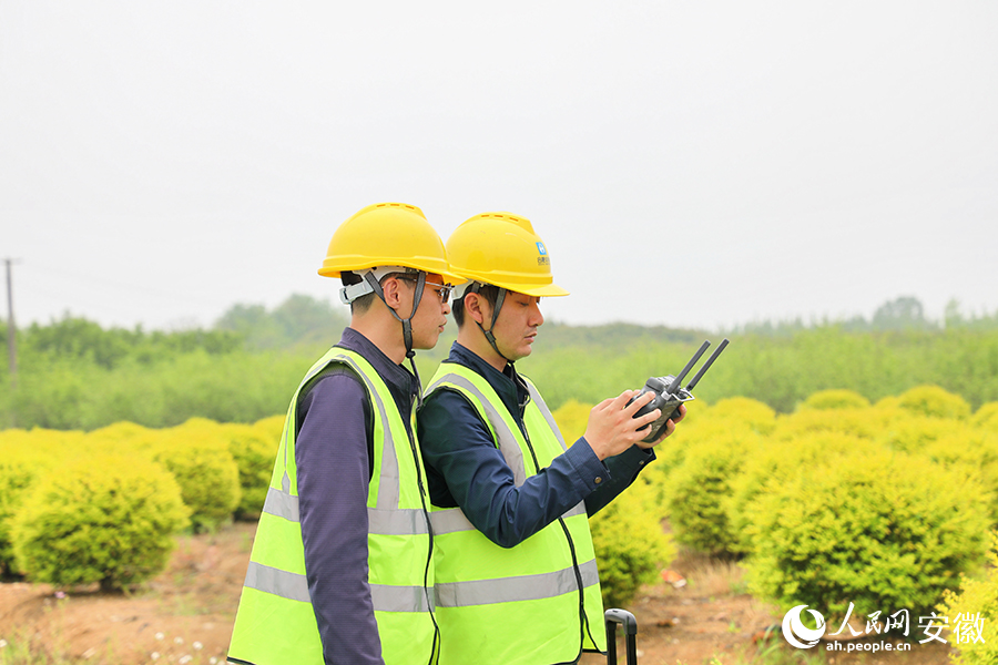 巡检人员正在操作无人机。人民网 郭昊摄