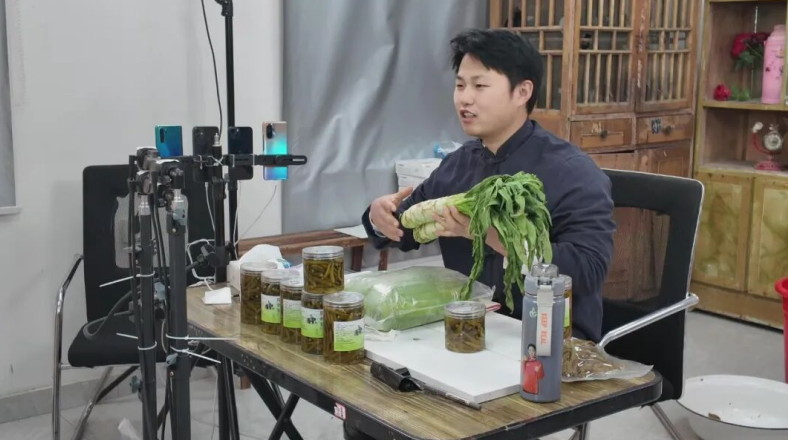 通过直播，把“埇桥莴笋”从地头直接送到市民的餐桌。埇桥区委宣传部供图