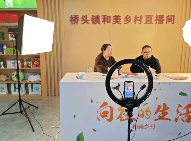 司法所工作人員直播宣講法律法規。李瑩攝