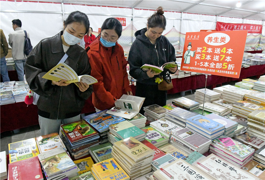 安徽淮南市民在淮南市2026年“全民閱讀活動周”暨春季惠民書展現場選購圖書。