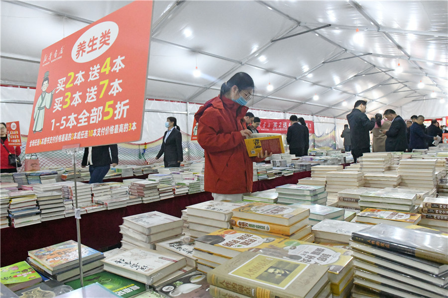 安徽淮南市民在淮南市2026年“全民閱讀活動周”暨春季惠民書展現場選購圖書。